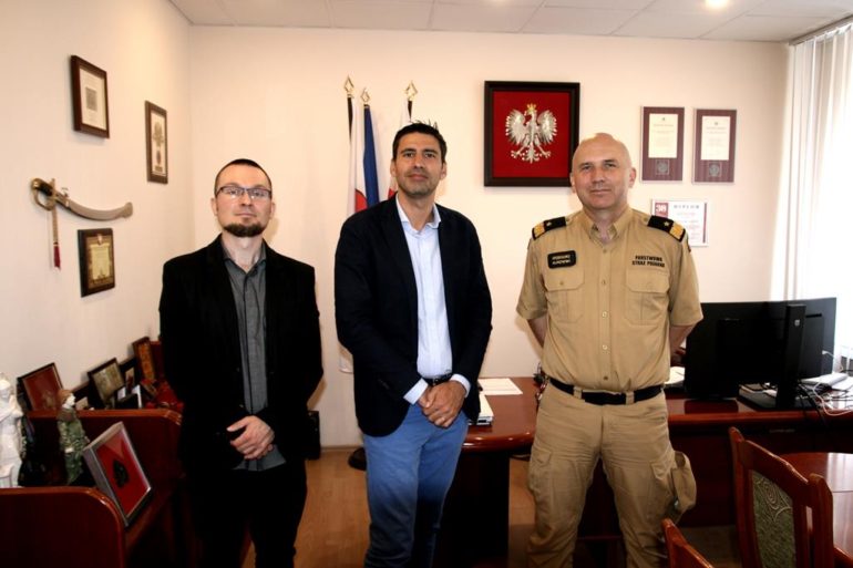 Pan Kamil Raczyński – Starszy Specjalista Koordynacji Międzyagencyjnej UNHCR, Pan Marco Procaccini - nowy Dyrektor Oddziału UNHCR w Lublinie oraz Lubelski Komendant Wojewódzki Państwowej Straży Pożarnej nadbrygadier Grzegorz Alinowski