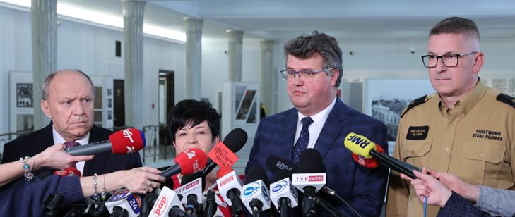 konferencja prasowa w Sejmie dotycząca przyznania środków finansowych na rzecz Młodzieżowych Drużyn Pożarniczych OSP
