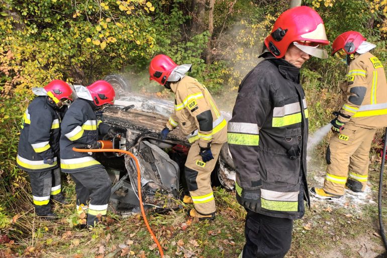 Epizod wypadku komunikacyjnego podczas ćwiczeń ratowniczo-gaśniczych