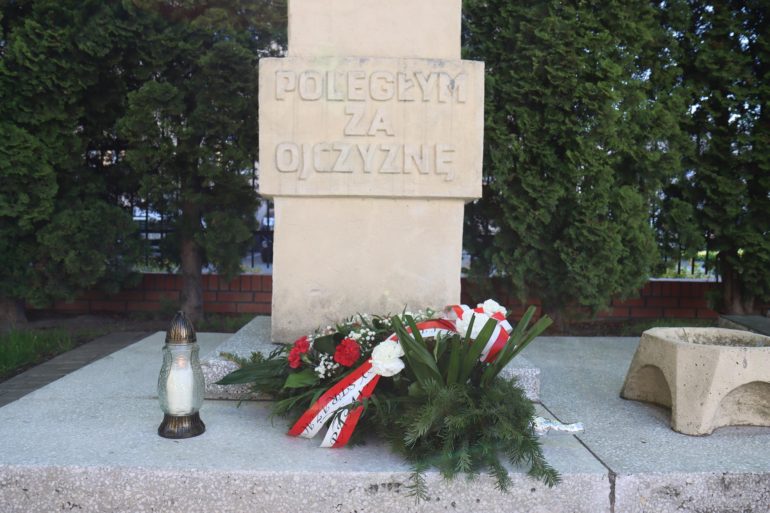 Pomnik Poległych za Ojczyznę przed budynkiem Komendy miejskiej PSP w Lublinie