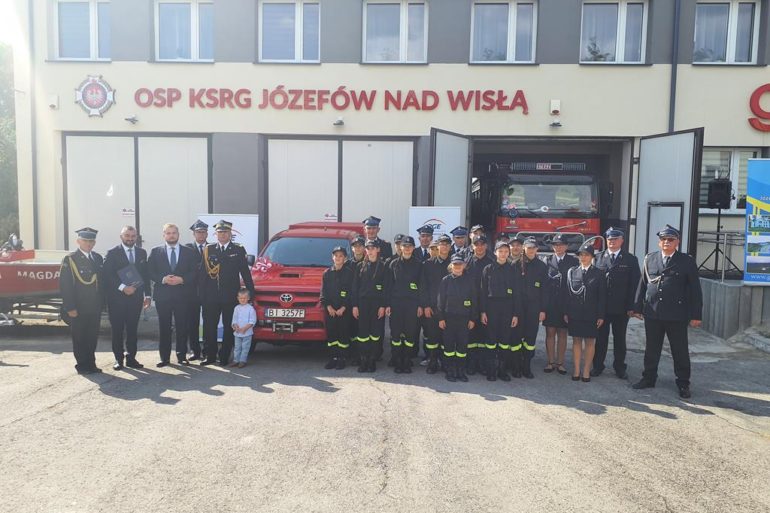 Uroczyste przekazanie samochodu rozpoznawczo-ratowniczego dla OSP Józefów nad Wisłą