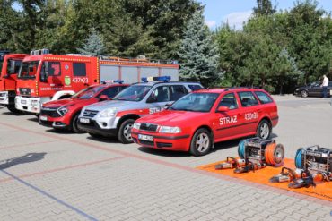 Uroczysta zbiórka z okazji przekazania samochodów i sprzętu ratowniczego dla Komendy Powiatowej PSP w Krasnymstawie oraz jednostek OSP z terenu powiatu krasnostawskiego.