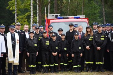 Uroczysta zbiórka z okazji przekazania lekkiego samochodu ratowniczo - gaśniczego dla Ochotniczej Straży Pożarnej Ujściu