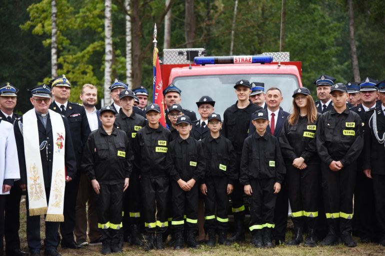 Uroczysta zbiórka z okazji przekazania lekkiego samochodu ratowniczo - gaśniczego dla Ochotniczej Straży Pożarnej Ujściu
