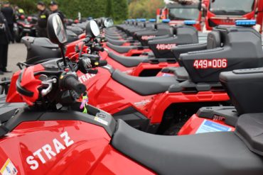 Uroczysta zbiórka z okazji przekazania 18 pojazdów quad dla jednostek OSP z terenu powiatów janowskiego, kraśnickiego i opolskiego