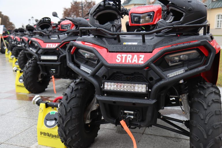 Uroczyste przekazanie pojazdów quad dla jednostek PSP i OSP z terenu woj. lubelskiego w Radzyniu