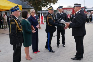 Uroczysta zbiórka z okazji przekazania samochodu dla jednostki Ochotniczej Straży Pożarnej w Potoku Wielkim