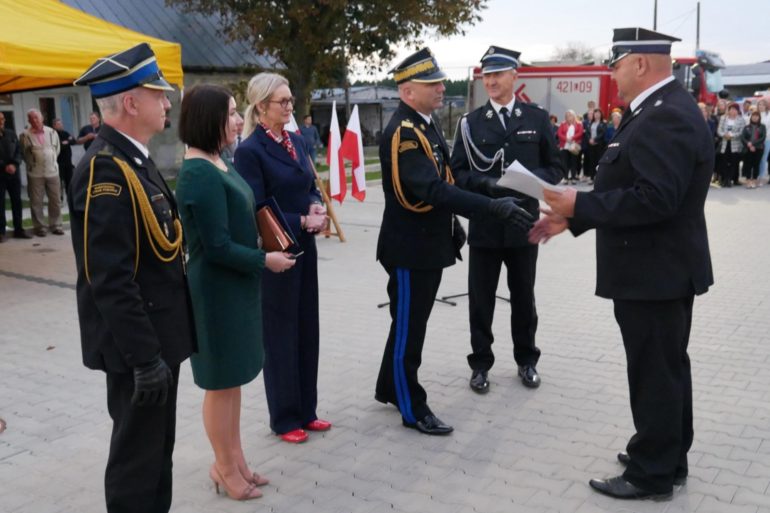 Uroczysta zbiórka z okazji przekazania samochodu dla jednostki Ochotniczej Straży Pożarnej w Potoku Wielkim