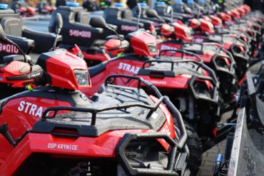 Pojazdy typu quad z napisem straż ustawione jeden za drugim