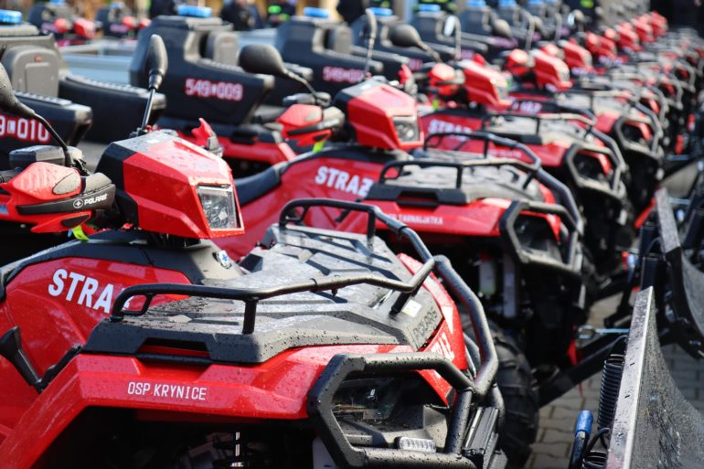 Pojazdy typu quad z napisem straż ustawione jeden za drugim