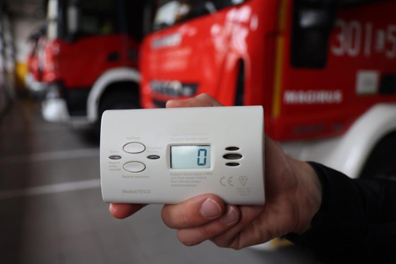 Czujnik tlenku węgla na tle samochodów pożarniczych