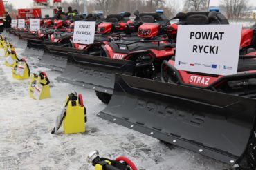 Uroczysta zbiórka z okazji przekazania pojazdów typu quad w Rykach